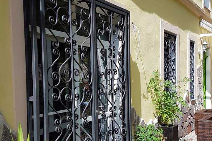Fenstergitter und Schutzgitter für Fenster – Metallbau Borisch